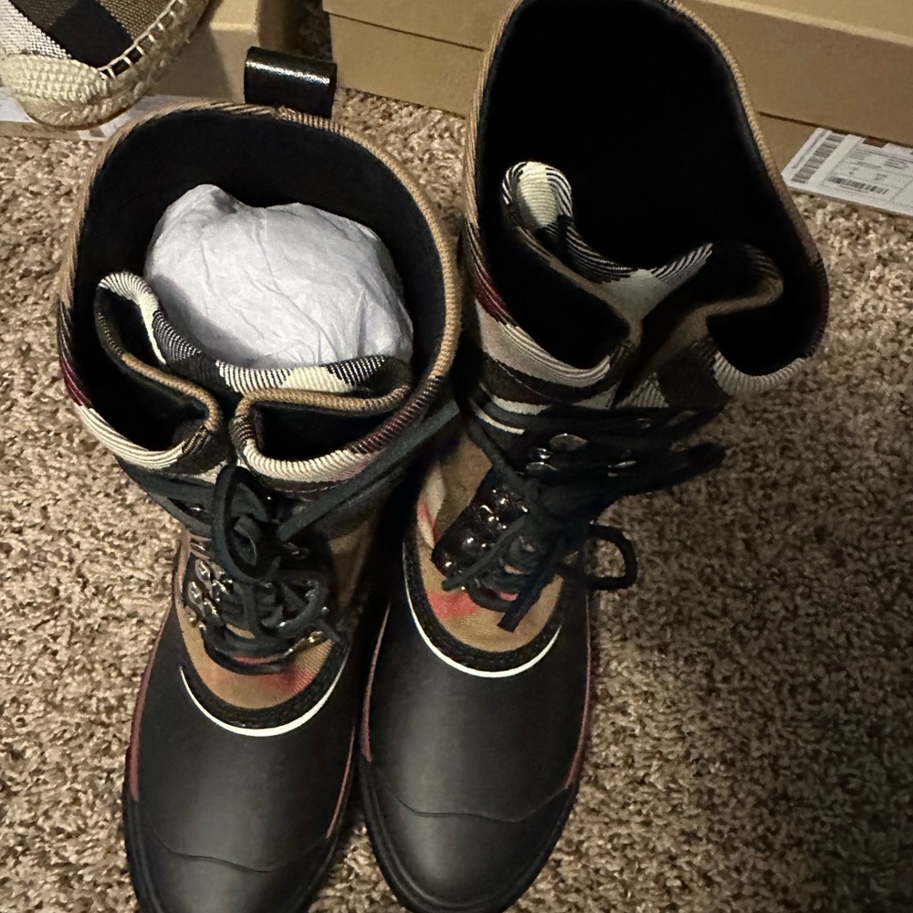 BRAND NEW Burberry mid calf rain boot in box - Picture 4 of 5